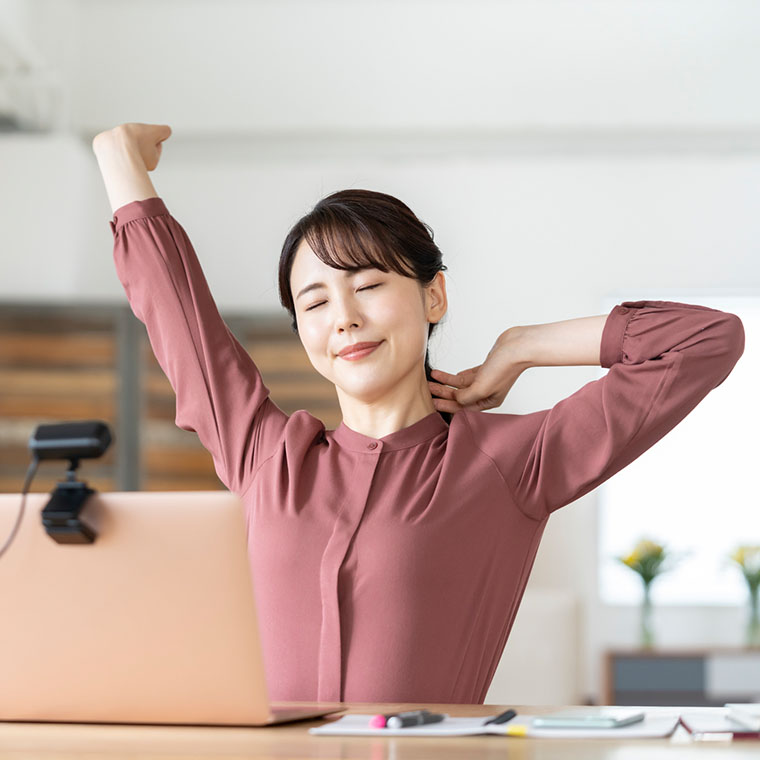 伸びをする女性