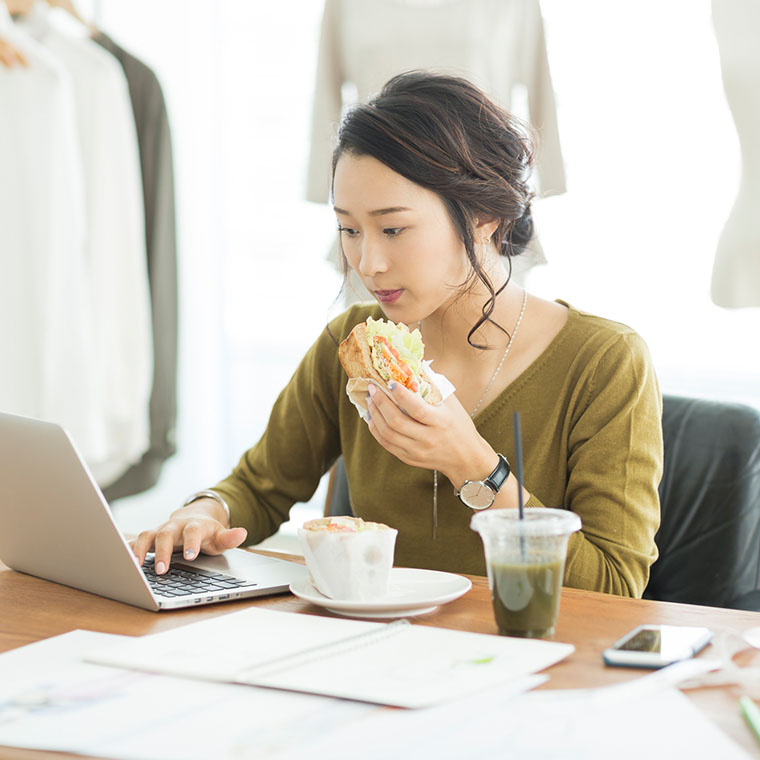 仕事中に食事する女性