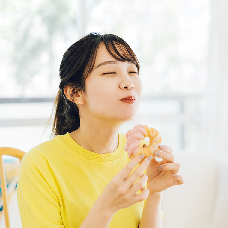 ドーナツを食べる女性