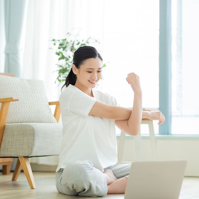 ストレッチする女性