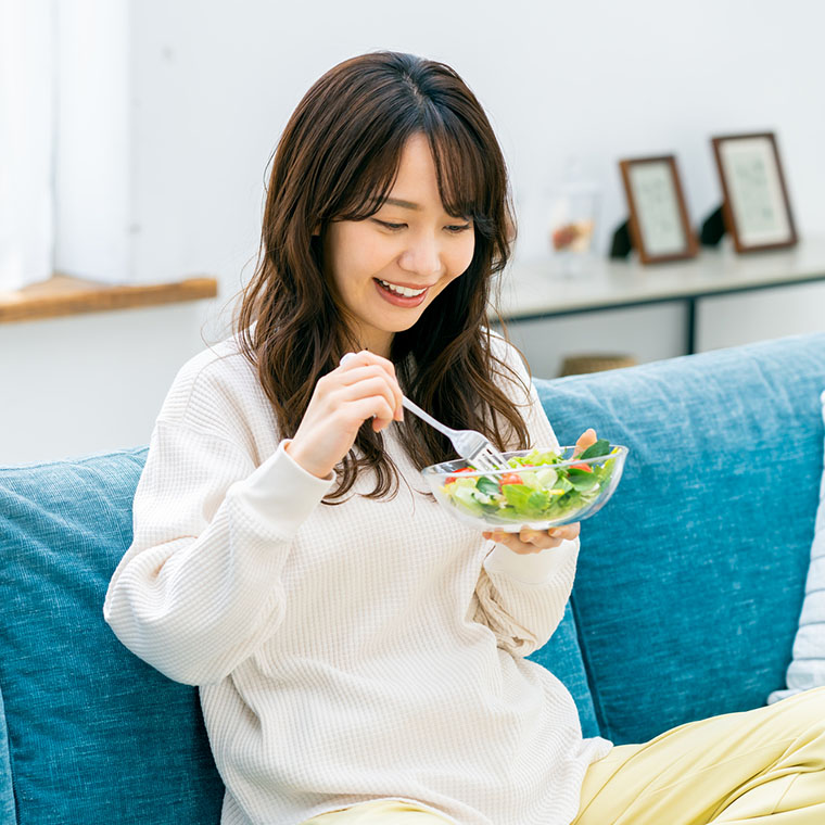 サラダを食べる女性