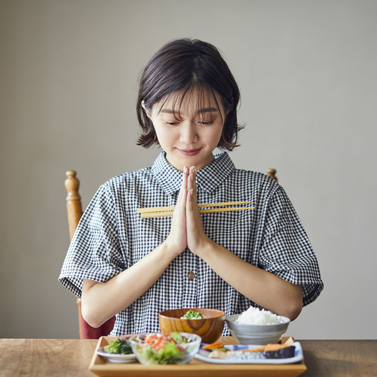 ご飯を食べようとする女性