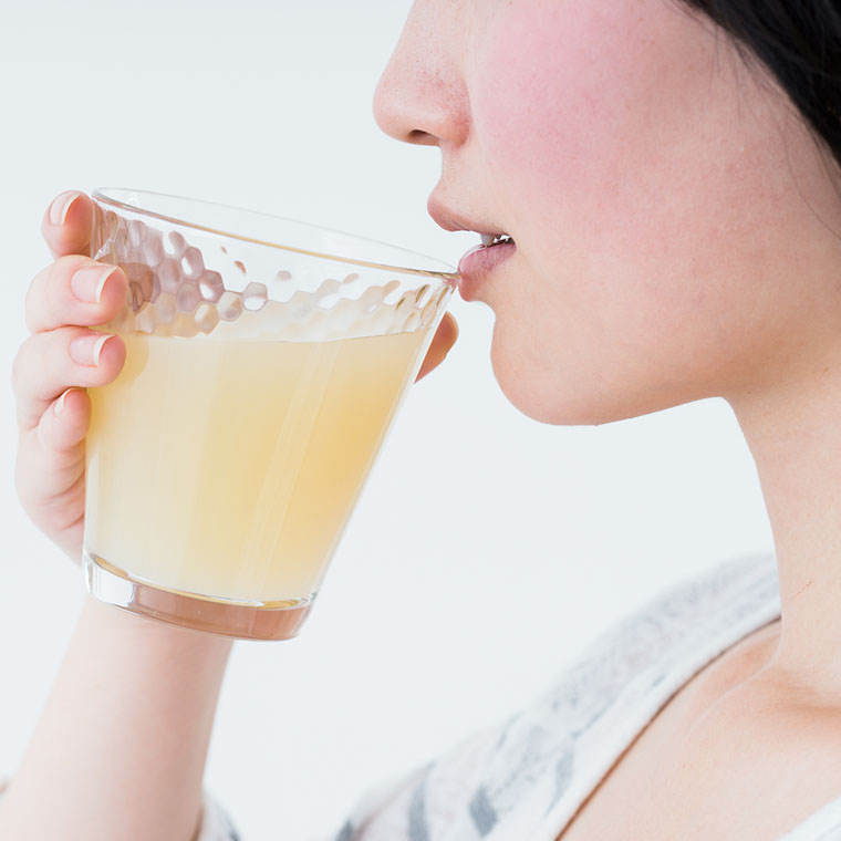 ジュースを飲む女性