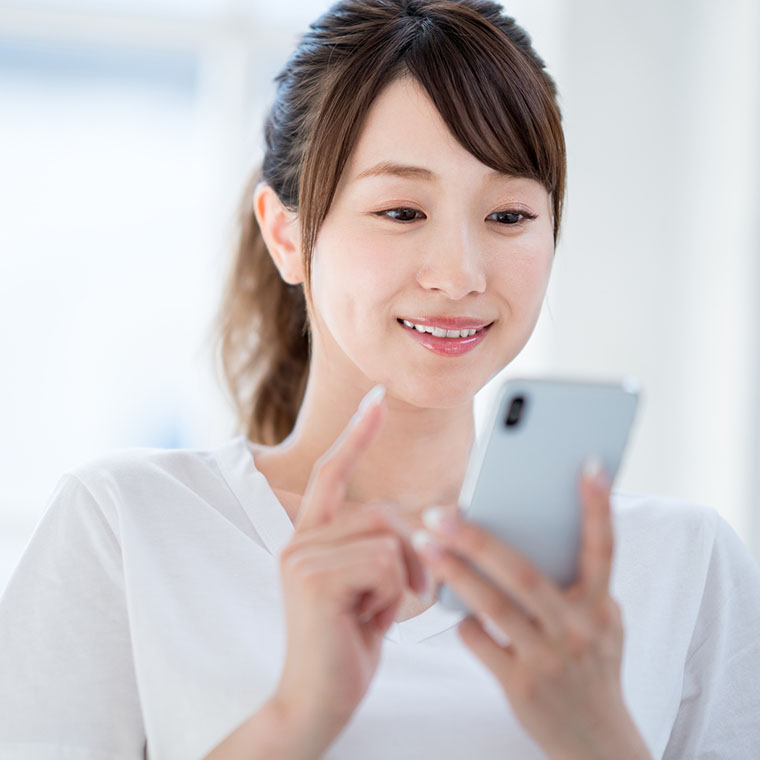 スマホを使う女性