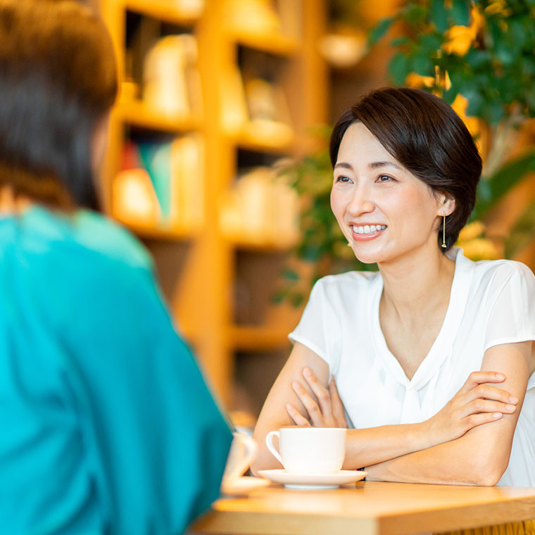 友人と話す女性