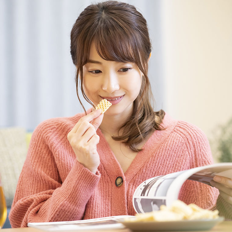 お菓子を食べる女性