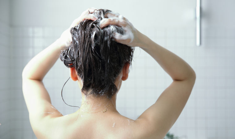 髪を洗う女性