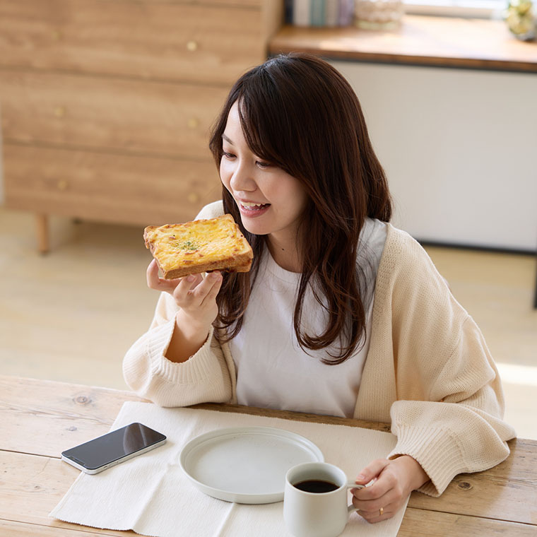 パンを食べる女性