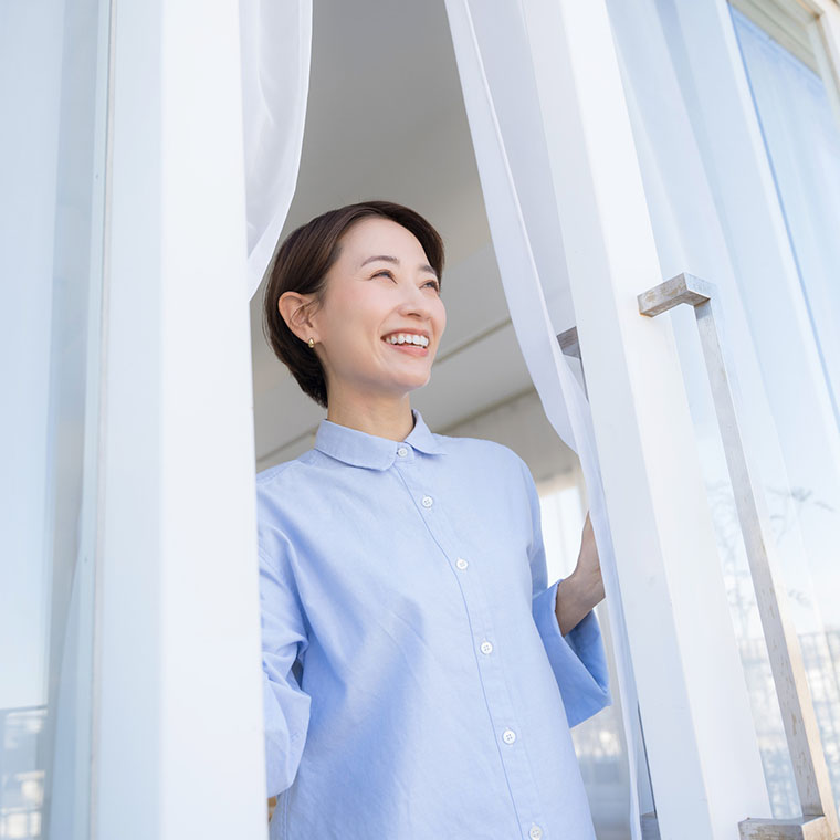 風に当たる女性