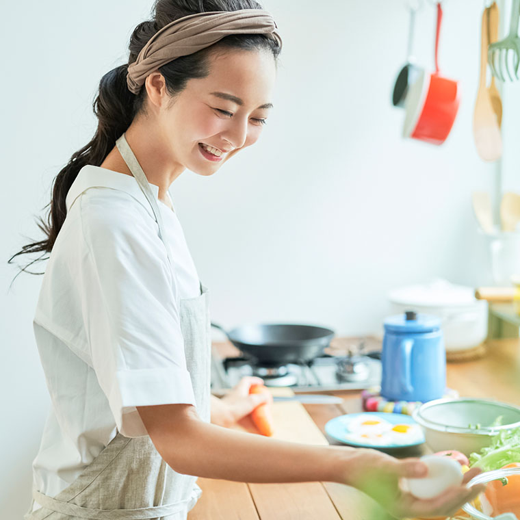 卵を調理する女性