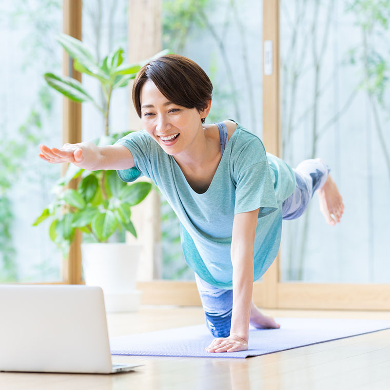 自宅で運動する女性