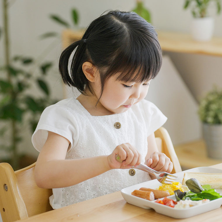 食事する子供