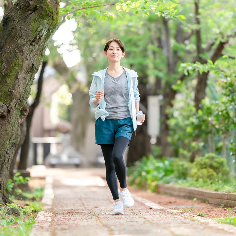 ウォーキングする女性