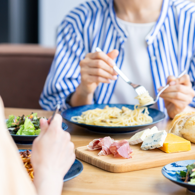 食事する女性