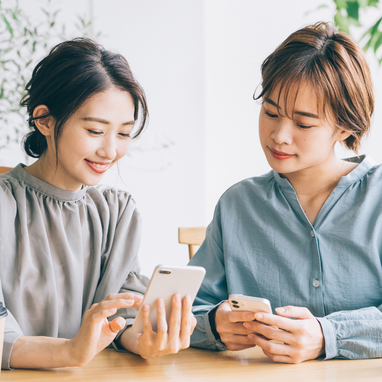 会話する女性たち