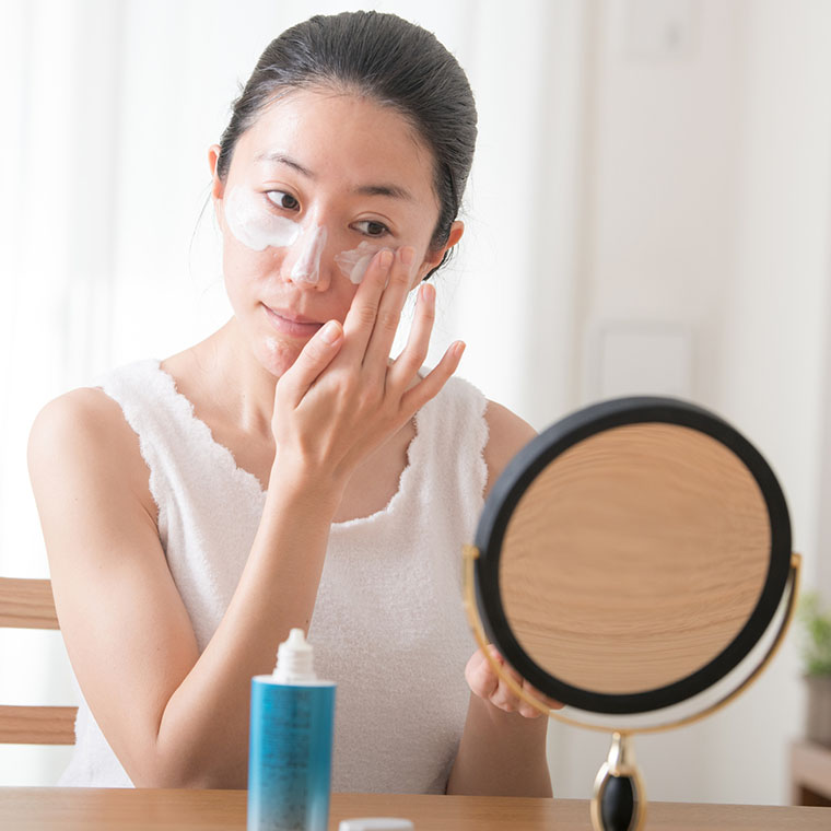 日焼け止めを塗る女性