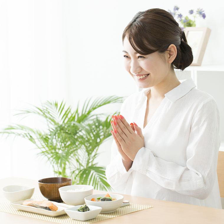 食事をする女性