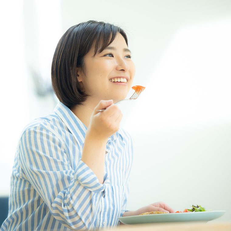 食事中の女性