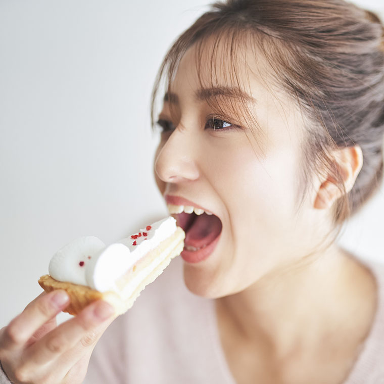 ケーキを食べる女性