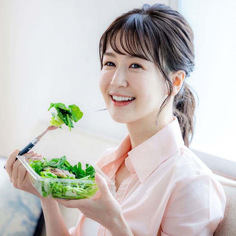 野菜を食べる女性