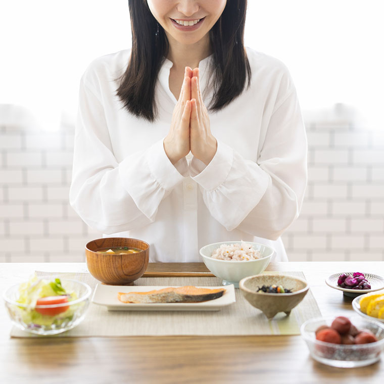 食事をする女性