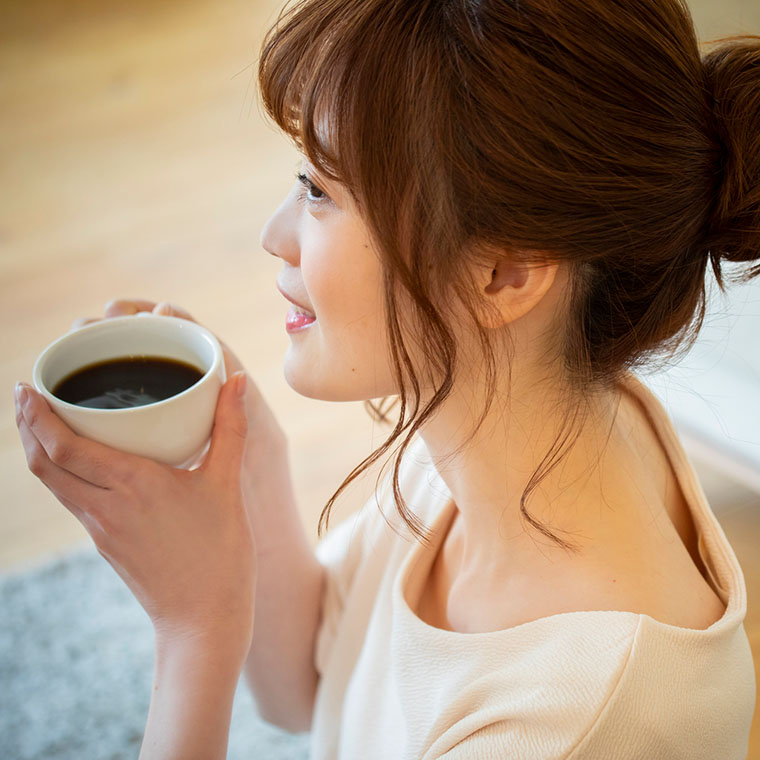 コーヒーを飲む女性