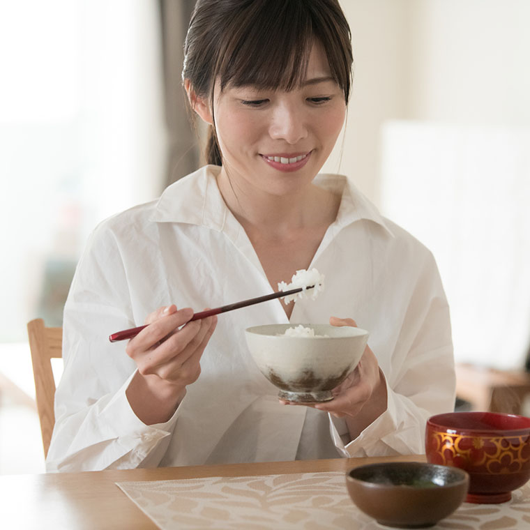 白米を食べる女性