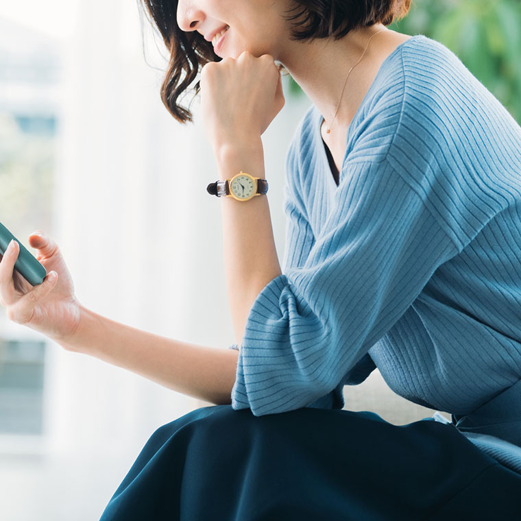 スマホを見ている女性