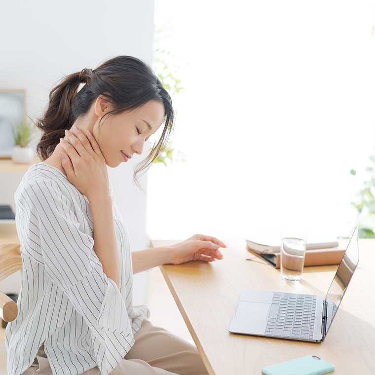 首を押さえる女性