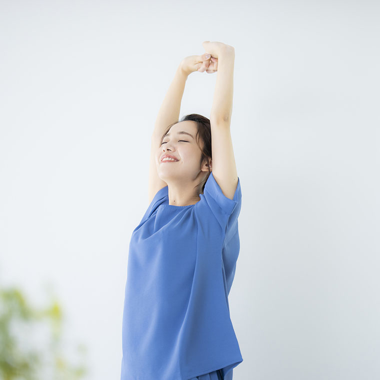 背伸びする女性