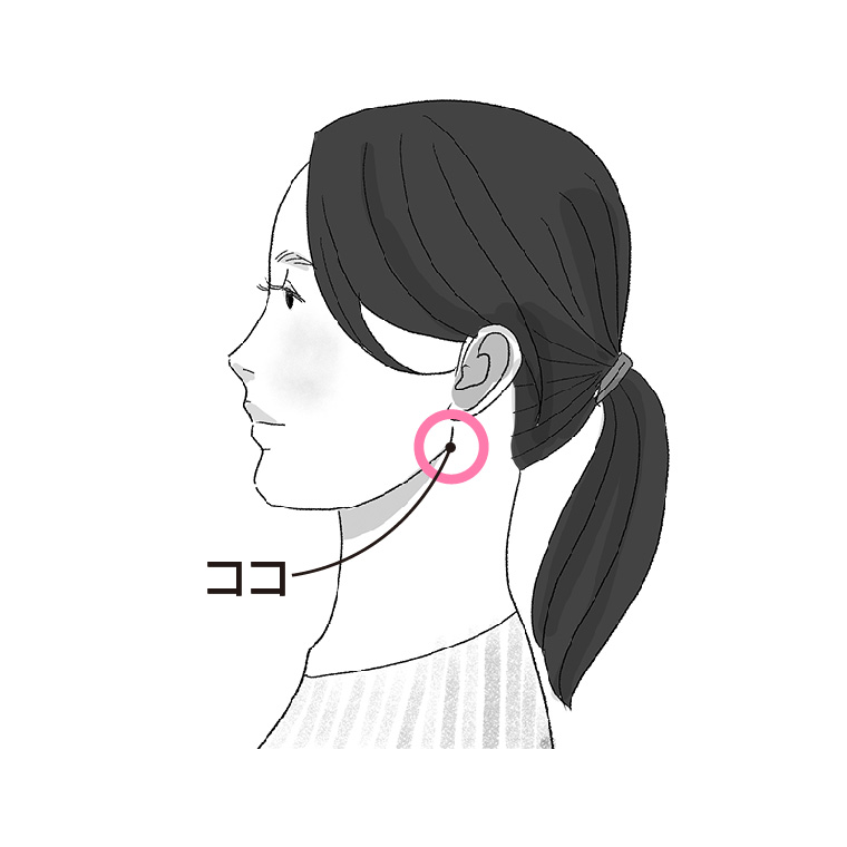 奥歯を噛んで膨らむ場所に手を当てる