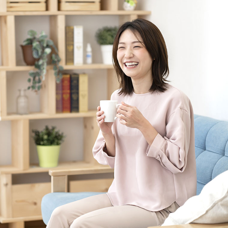 白湯を飲む女性