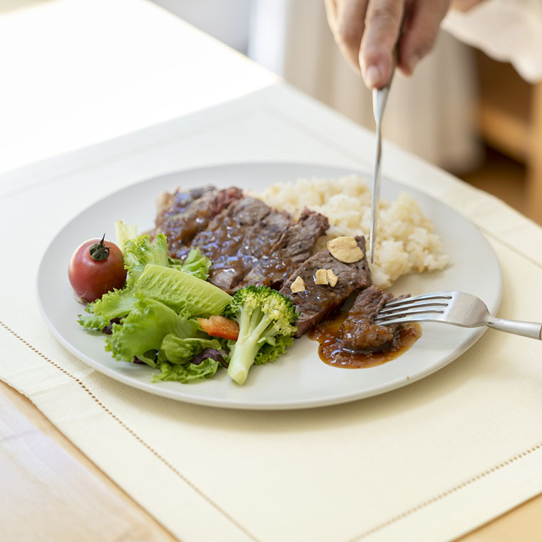 ステーキを食べる女性