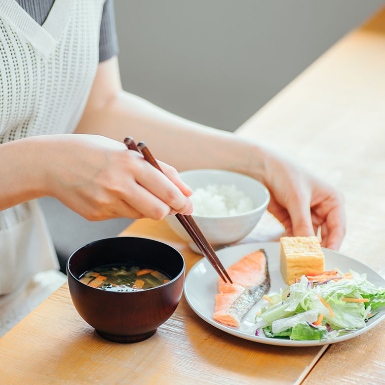 魚を食べる女性