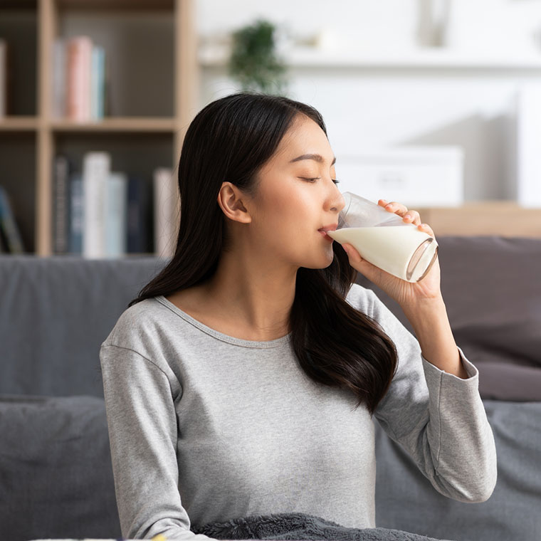 牛乳を飲む女性