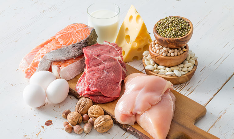 ダイエット中に摂るべきタンパク質は？必要量や効果的な摂り方を解説