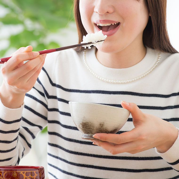 ごはんを食べる女性