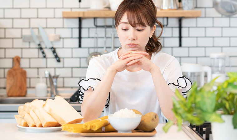 炭水化物に悩む女性