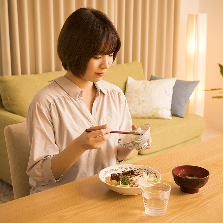 夕食を食べる女性