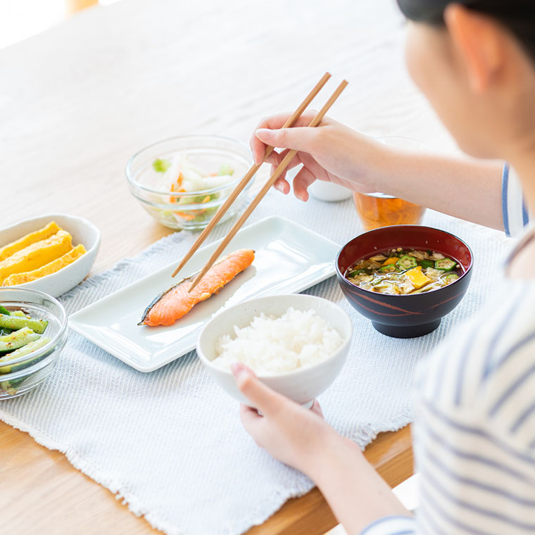 魚を食べる女性