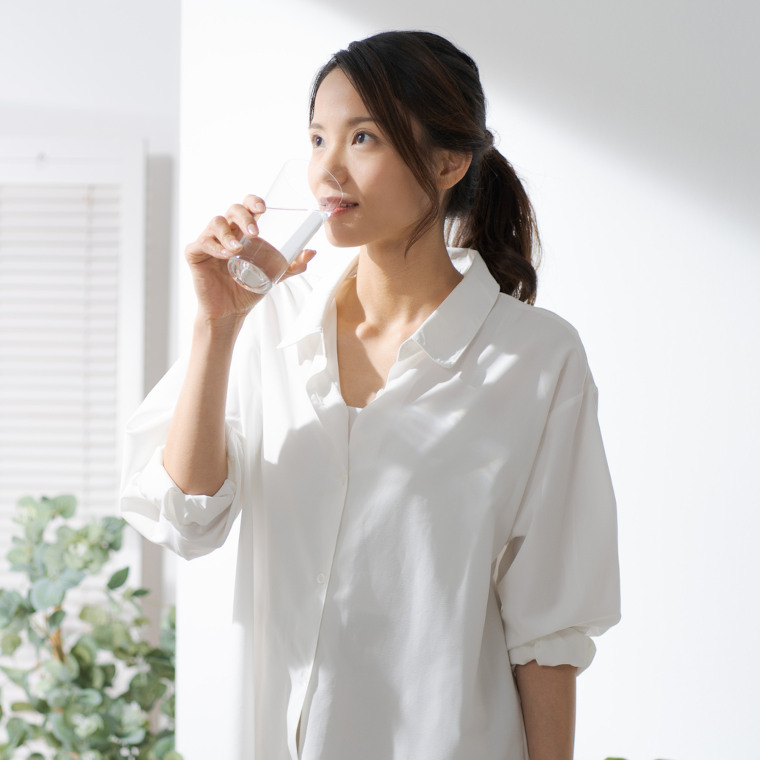 水を飲む女性