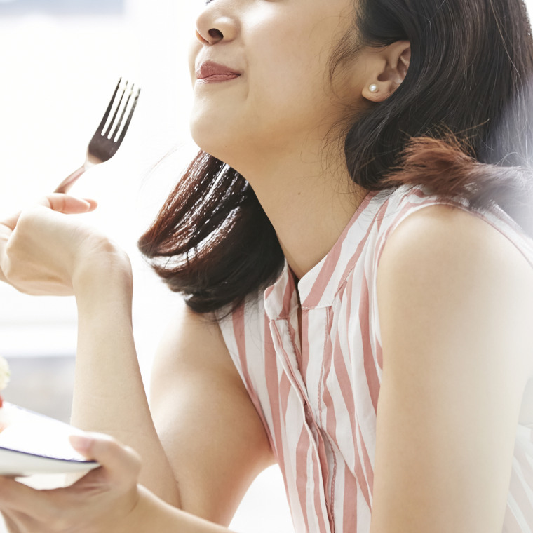 楽しそうに食事する女性