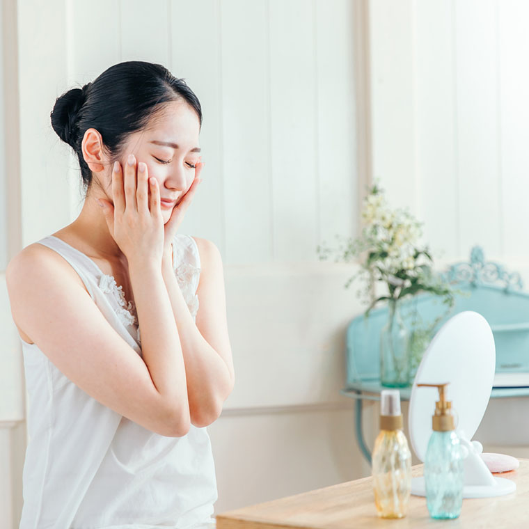 スキンケアをする女性