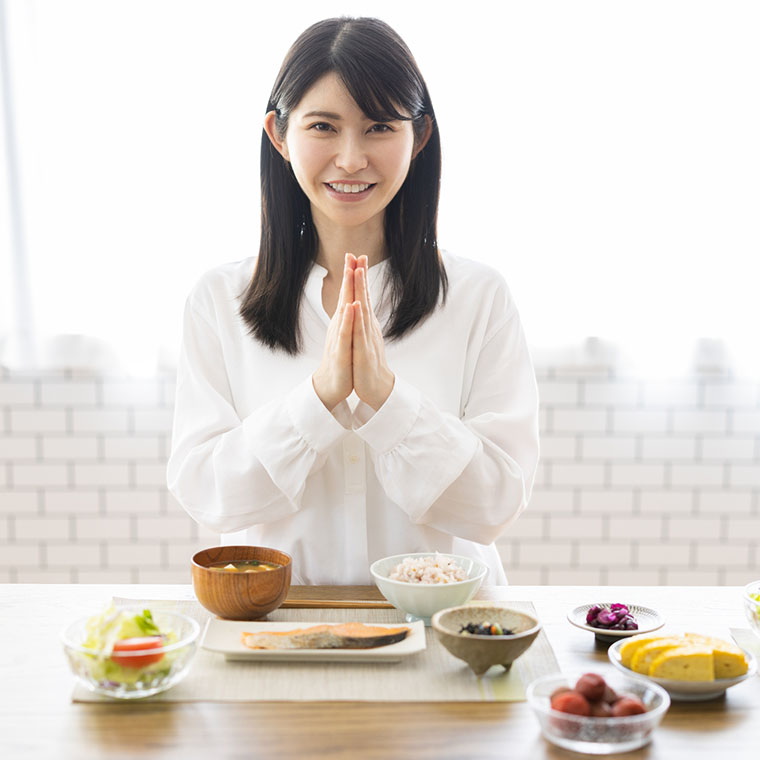 食事をとっている女性