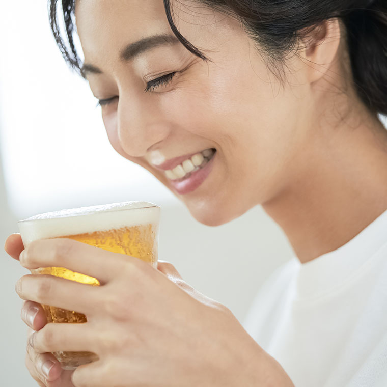 ビールを飲む女性