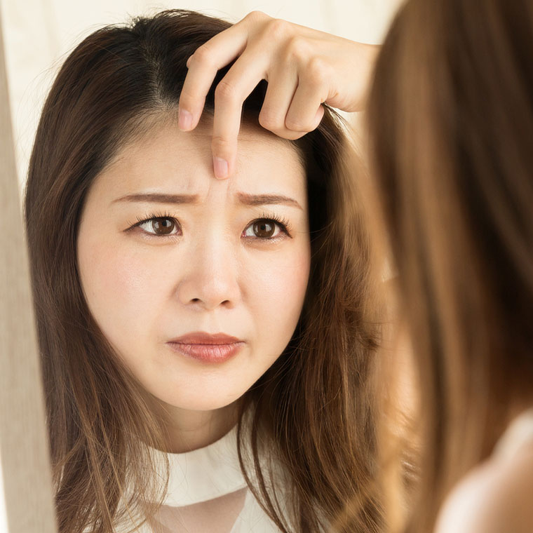 眉間のシワを気にする女性