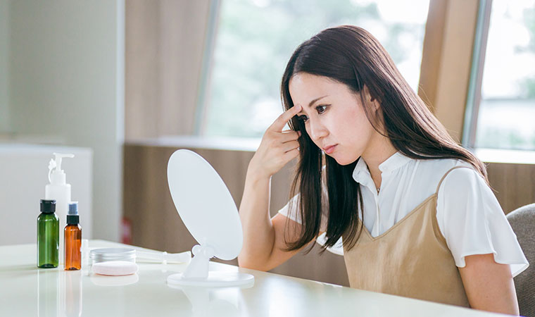 眉間のシワを気にする女性