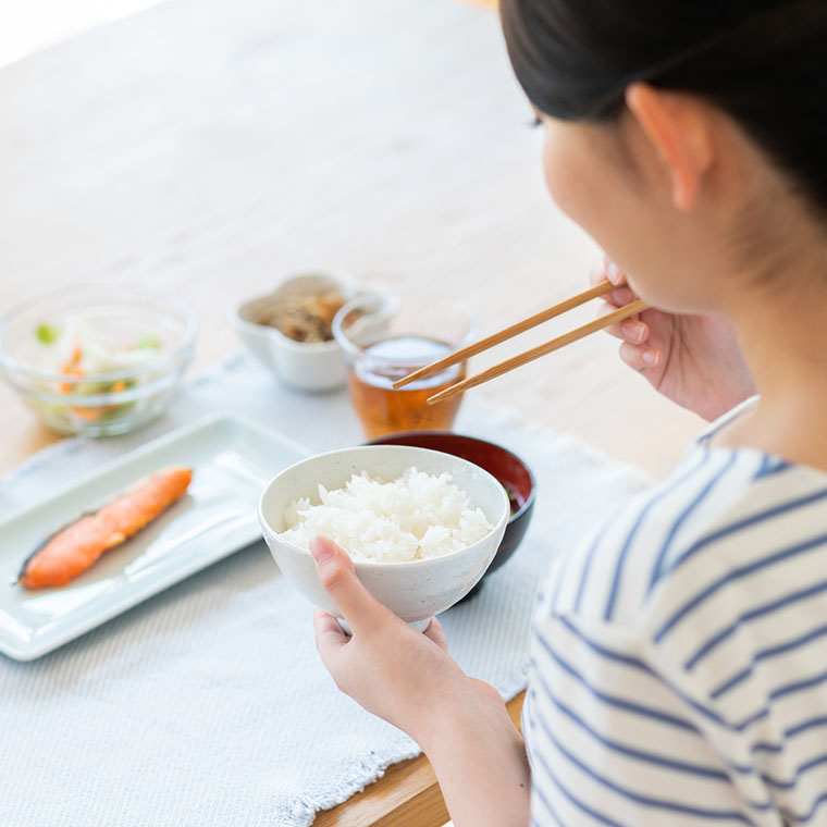 食事中の女性