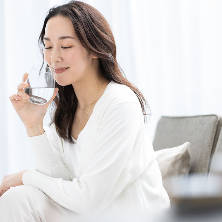 水飲む女性