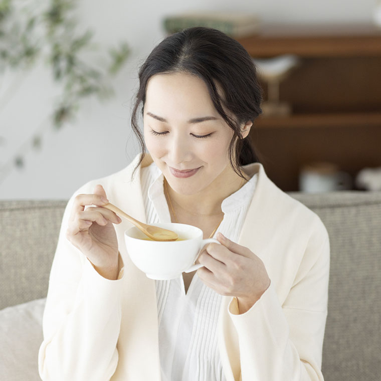 スープを飲む女性